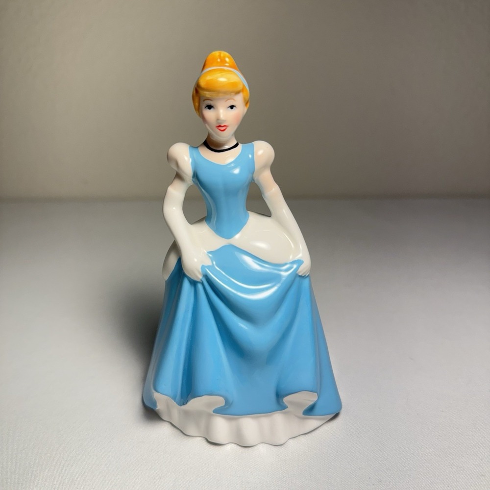 Vintage Walt Disney Productions Japan Cinderella Ceramic Porcelain Figurine 5.5"